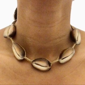 Shell choker necklace